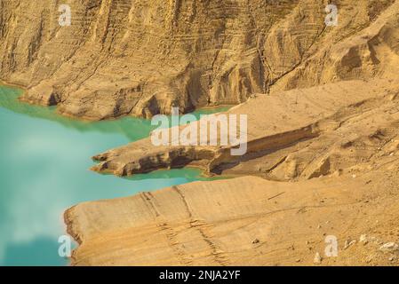 Canelles Reservoir mit sehr wenig Wasser während der Dürre 2022 (La Noguera, Lleida, Katalonien, Spanien) ESP: Embalse de Canelles con muy poca agua Stockfoto