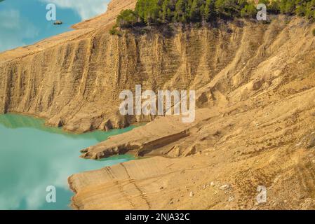 Canelles Reservoir mit sehr wenig Wasser während der Dürre 2022 (La Noguera, Lleida, Katalonien, Spanien) ESP: Embalse de Canelles con muy poca agua Stockfoto