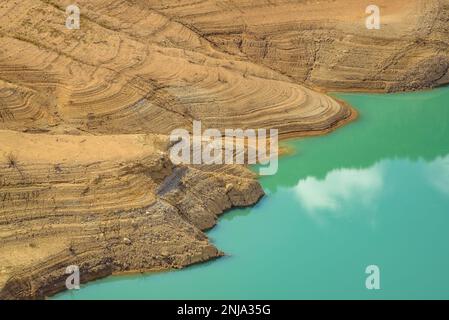 Canelles Reservoir mit sehr wenig Wasser während der Dürre 2022 (La Noguera, Lleida, Katalonien, Spanien) ESP: Embalse de Canelles con muy poca agua Stockfoto