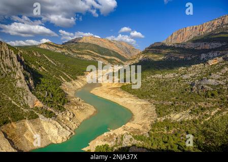 Canelles Reservoir mit sehr wenig Wasser während der Dürre 2022 südlich der Mont-Rebei-Schlucht in Montsec (La Noguera, Lleida, Katalonien, Spanien) Stockfoto