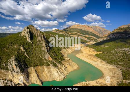 Canelles Reservoir mit sehr wenig Wasser während der Dürre 2022 südlich der Mont-Rebei-Schlucht in Montsec (La Noguera, Lleida, Katalonien, Spanien) Stockfoto