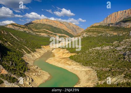 Canelles Reservoir mit sehr wenig Wasser während der Dürre 2022 südlich der Mont-Rebei-Schlucht in Montsec (La Noguera, Lleida, Katalonien, Spanien) Stockfoto