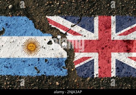 Auf dem Bürgersteig befinden sich Bilder der Flaggen Argentiniens und Großbritanniens als Konfrontation zwischen den beiden Ländern. Konzeptionelles Bild. Stockfoto