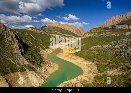 Canelles Reservoir mit sehr wenig Wasser während der Dürre 2022 südlich der Mont-Rebei-Schlucht in Montsec (La Noguera, Lleida, Katalonien, Spanien) Stockfoto