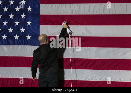 Bowie, Usa. 22. Februar 2023. Am Mittwoch, den 22. Februar 2023, schmeißt eine Person vor einer Veranstaltung mit US-Vizepräsident Kamala Harris und Marcia Fudge, Secretary of Housing and Urban Development (HUD) an der Bowie State University in Bowie, Maryland, eine amerikanische Flagge. Foto: Sarah Silbiger/UPI Credit: UPI/Alamy Live News Stockfoto