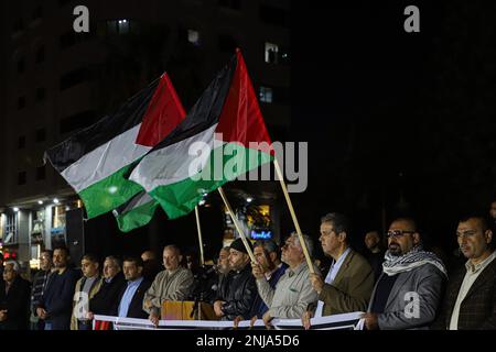 Gaza. 22. Februar 2023. Die Menschen protestieren nach der Ermordung von 10 Palästinensern durch israelische Streitkräfte in Gaza-Stadt am 22. Februar 2023. Die Palästinenser verurteilten am Mittwoch die Ermordung von 10 Palästinensern und die Verwundung von 102 weiteren während eines israelischen Überfalls im nördlichen Westjordanland von Nablus. Kredit: Rizek Abdeljawad/Xinhua/Alamy Live News Stockfoto