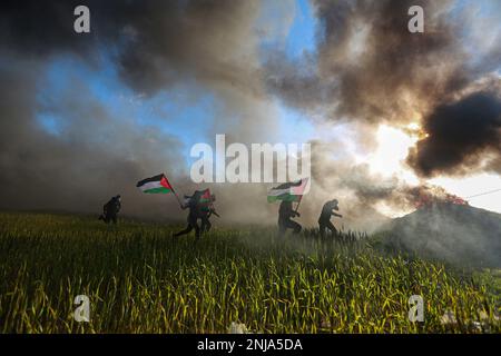 Gaza. 22. Februar 2023. Die Menschen protestieren nach der Ermordung von 10 Palästinensern durch israelische Streitkräfte in der Nähe der Grenze zwischen Gaza und Israel östlich von Gaza-Stadt am 22. Februar 2023. Die Palästinenser verurteilten am Mittwoch die Ermordung von 10 Palästinensern und die Verwundung von 102 weiteren während eines israelischen Überfalls im nördlichen Westjordanland von Nablus. Kredit: Rizek Abdeljawad/Xinhua/Alamy Live News Stockfoto