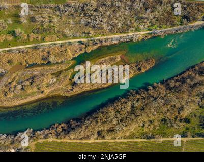 Zusammenfluss von Segre und Cinca, wo Sie den unterschiedlichen Beitrag der Sedimente von jedem Fluss (Segrià, Lleida, Katalonien, Spanien) sehen können Stockfoto