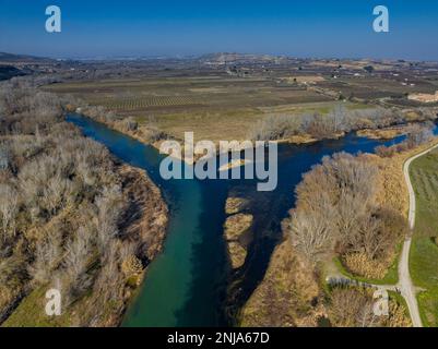 Zusammenfluss von Segre und Cinca, wo Sie den unterschiedlichen Beitrag der Sedimente von jedem Fluss (Segrià, Lleida, Katalonien, Spanien) sehen können Stockfoto