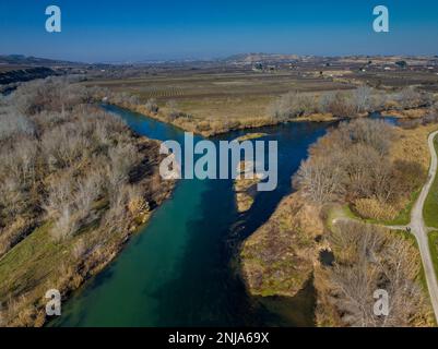 Zusammenfluss von Segre und Cinca, wo Sie den unterschiedlichen Beitrag der Sedimente von jedem Fluss (Segrià, Lleida, Katalonien, Spanien) sehen können Stockfoto