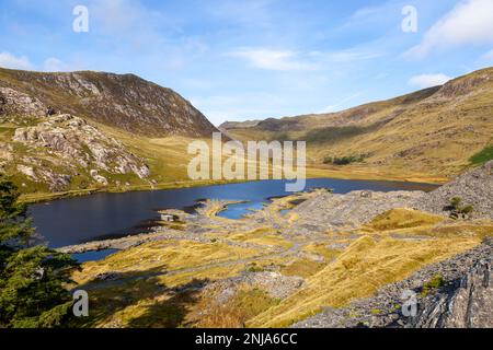 Die Gegend um Cwmorthin war ein geschäftiger Industriestandort in seiner Blütezeit mit den Überresten von Cwmorthin auf dieser Seite und Rhosydd an der Spitze des Tals. Und jetzt das A Stockfoto