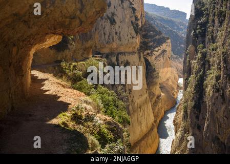 Aktueller Pfad der Mont-Rebei-Schlucht, die diesen Canyon der Montsec-Gebirgskette durchquert (La Noguera, Lleida, Katalonien, Spanien, Pyrenäen) Stockfoto