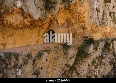 Aktueller Pfad der Mont-Rebei-Schlucht, die diesen Canyon der Montsec-Gebirgskette durchquert (La Noguera, Lleida, Katalonien, Spanien, Pyrenäen) Stockfoto