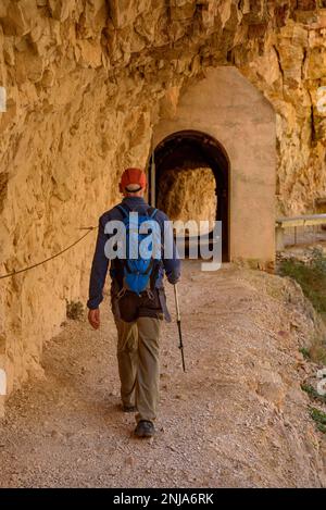 Aktueller Pfad der Mont-Rebei-Schlucht, die diesen Canyon der Montsec-Gebirgskette durchquert (La Noguera, Lleida, Katalonien, Spanien, Pyrenäen) Stockfoto