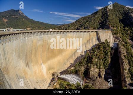 Staudamm des Baells-Stausees von oben (Berguedà, Barcelona, Katalonien, Spanien, Pyrenäen) ESP: Presa del embalse de la Baells vista desde arriba Stockfoto