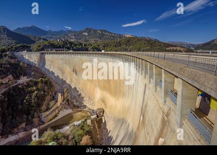 Staudamm des Baells-Stausees von oben (Berguedà, Barcelona, Katalonien, Spanien, Pyrenäen) ESP: Presa del embalse de la Baells vista desde arriba Stockfoto