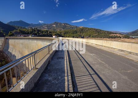 Staudamm des Baells-Stausees von oben (Berguedà, Barcelona, Katalonien, Spanien, Pyrenäen) ESP: Presa del embalse de la Baells vista desde arriba Stockfoto