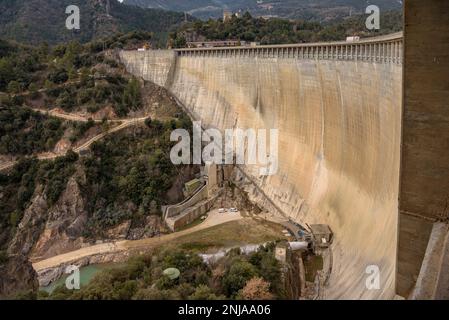 Staudamm des Baells-Stausees von der oberen Galerie aus gesehen (Berguedà, Barcelona, Katalonien, Spanien, Pyrenäen) ESP Presa del embalse de la Baells Barcelona Stockfoto