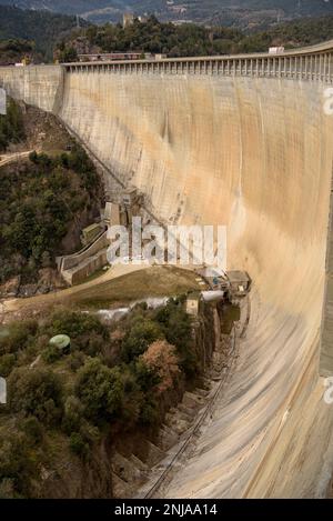 Staudamm des Baells-Stausees von der oberen Galerie aus gesehen (Berguedà, Barcelona, Katalonien, Spanien, Pyrenäen) ESP Presa del embalse de la Baells Barcelona Stockfoto