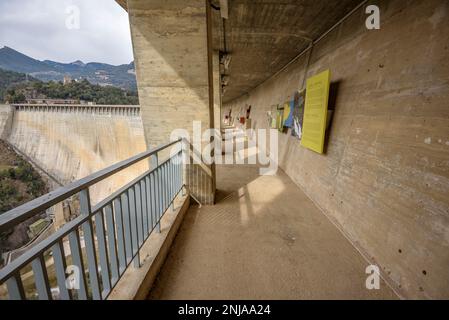 Staudamm des Baells-Stausees von der oberen Galerie aus gesehen (Berguedà, Barcelona, Katalonien, Spanien, Pyrenäen) ESP Presa del embalse de la Baells Barcelona Stockfoto