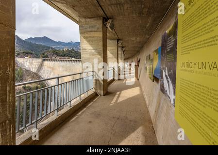 Staudamm des Baells-Stausees von der oberen Galerie aus gesehen (Berguedà, Barcelona, Katalonien, Spanien, Pyrenäen) ESP Presa del embalse de la Baells Barcelona Stockfoto