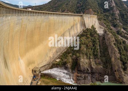 Staudamm des Baells-Stausees von der oberen Galerie aus gesehen (Berguedà, Barcelona, Katalonien, Spanien, Pyrenäen) ESP Presa del embalse de la Baells Barcelona Stockfoto