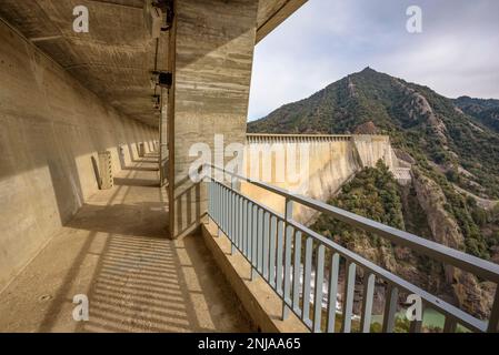 Staudamm des Baells-Stausees von der oberen Galerie aus gesehen (Berguedà, Barcelona, Katalonien, Spanien, Pyrenäen) ESP Presa del embalse de la Baells Barcelona Stockfoto