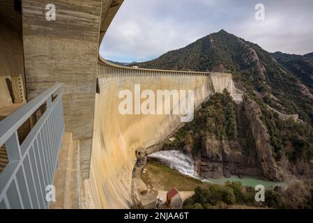 Staudamm des Baells-Stausees von der oberen Galerie aus gesehen (Berguedà, Barcelona, Katalonien, Spanien, Pyrenäen) ESP Presa del embalse de la Baells Barcelona Stockfoto