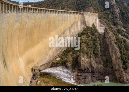 Staudamm des Baells-Stausees von der oberen Galerie aus gesehen (Berguedà, Barcelona, Katalonien, Spanien, Pyrenäen) ESP Presa del embalse de la Baells Barcelona Stockfoto