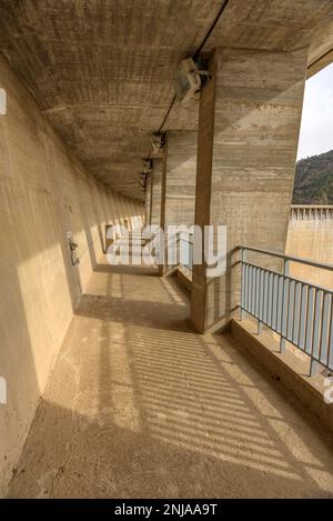 Staudamm des Baells-Stausees von der oberen Galerie aus gesehen (Berguedà, Barcelona, Katalonien, Spanien, Pyrenäen) ESP Presa del embalse de la Baells Barcelona Stockfoto