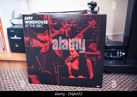 Subcarpathia, Polen - Februar 2023, Amy Winehouse bei der BBC Limited 3LP - Cover der Schallplattensammlung, Drehteller im Hintergrund Stockfoto