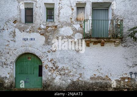 Detail des Coix-Hauses, das einzige bewohnte Haus im verlassenen Dorf Finestres (Ribagorza, Huesca, Aragon, Spanien) Stockfoto