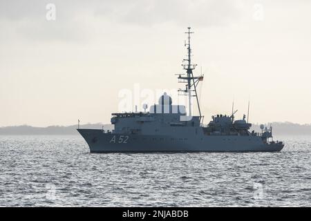 21. Februar 2023, Schleswig-Holstein, Eckernförde: Das Serviceboot der deutschen Marine „A 52 - Oste“ wird während einer Medieneinweisung über ein Manöver in der Bucht von Eckernförde gesehen. Foto: Christian Charisius/dpa Stockfoto