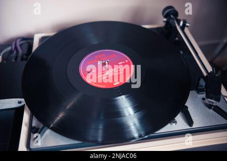 Subcarpathia, Polen - Februar 2023, Amy Winehouse bei der BBC Limited 3LP - Schallplattensammlung Longplay, Drehteller im Hintergrund Stockfoto