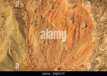 Details der Erosion mit Felsen und Erde im Inneren des Canelles Reservoirs mit niedrigem Wasserstand (Ribagorza, Huesca, Aragon, Spanien) Stockfoto