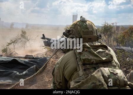 Ein Mitarbeiter der 20. Special Forces Group unterstützt ein Angriffsteam bei der Räumung eines simulierten feindlichen Geländes während einer Feuerübung in der Nähe von Chester Township, Michigan, 6. August 2022. Die Mission war Teil von Northern Strike, einer jährlichen multinationalen gemeinsamen Schulungsveranstaltung mit Hauptsitz im Camp Grayling Joint Maneuver Training Center in Michigan. Stockfoto