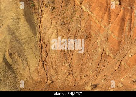 Details der Erosion mit Felsen und Erde im Inneren des Canelles Reservoirs mit niedrigem Wasserstand (Ribagorza, Huesca, Aragon, Spanien) Stockfoto