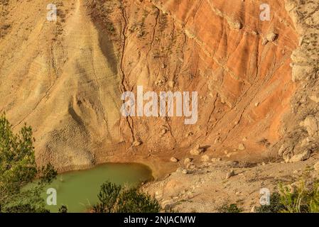 Details der Erosion mit Felsen und Erde im Inneren des Canelles Reservoirs mit niedrigem Wasserstand (Ribagorza, Huesca, Aragon, Spanien) Stockfoto