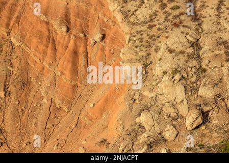 Details der Erosion mit Felsen und Erde im Inneren des Canelles Reservoirs mit niedrigem Wasserstand (Ribagorza, Huesca, Aragon, Spanien) Stockfoto