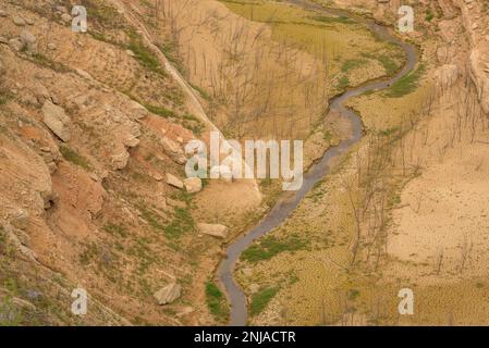 Details der Erosion mit Felsen und Erde im Inneren des Canelles Reservoirs mit niedrigem Wasserstand (Ribagorza, Huesca, Aragon, Spanien) Stockfoto