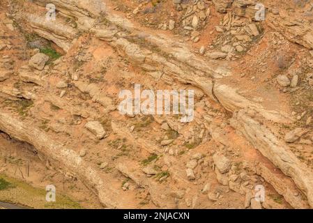 Details der Erosion mit Felsen und Erde im Inneren des Canelles Reservoirs mit niedrigem Wasserstand (Ribagorza, Huesca, Aragon, Spanien) Stockfoto