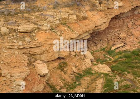 Details der Erosion mit Felsen und Erde im Inneren des Canelles Reservoirs mit niedrigem Wasserstand (Ribagorza, Huesca, Aragon, Spanien) Stockfoto