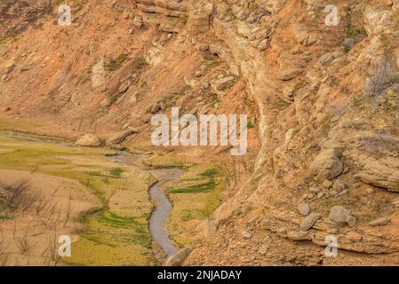 Details der Erosion mit Felsen und Erde im Inneren des Canelles Reservoirs mit niedrigem Wasserstand (Ribagorza, Huesca, Aragon, Spanien) Stockfoto