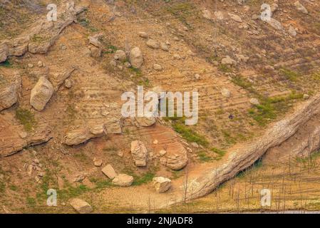 Details der Erosion mit Felsen und Erde im Inneren des Canelles Reservoirs mit niedrigem Wasserstand (Ribagorza, Huesca, Aragon, Spanien) Stockfoto