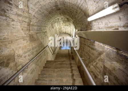 In einer der Galerien des Staudamms des Baells-Stausees, der während der Führung besucht wird (Berguedà, Barcelona, Katalonien, Spanien) Stockfoto