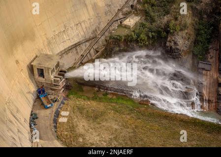 Unterer Auslauf des Staudamms des Baells-Reservoirs, der Wasser in den Fluss Llobregat (Berguedà, Barcelona, Katalonien, Spanien) führt Stockfoto