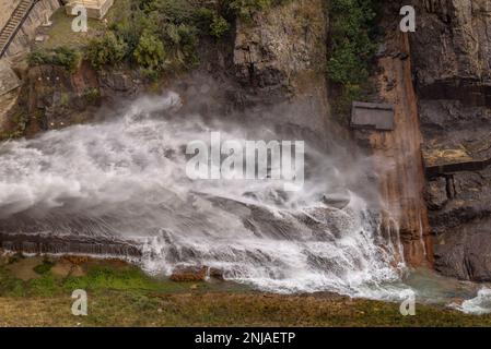 Unterer Auslauf des Staudamms des Baells-Reservoirs, der Wasser in den Fluss Llobregat (Berguedà, Barcelona, Katalonien, Spanien) führt Stockfoto