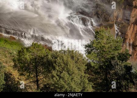 Unterer Auslauf des Staudamms des Baells-Reservoirs, der Wasser in den Fluss Llobregat (Berguedà, Barcelona, Katalonien, Spanien) führt Stockfoto