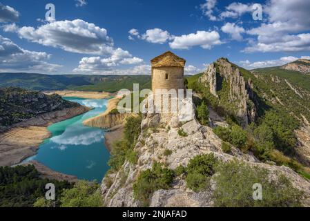 Eremitage von La Pertusa auf einer Klippe über dem Canelles Reservoir mit sehr wenig Wasser während der Dürre 2022 (La Noguera, Lleida, Katalonien, Spanien) Stockfoto