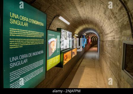 In einer der Galerien des Staudamms des Baells-Stausees, der während der Führung besucht wird (Berguedà, Barcelona, Katalonien, Spanien) Stockfoto